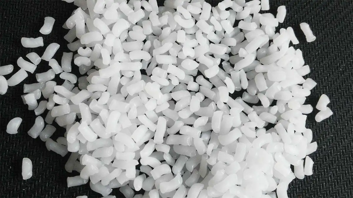 White BJ368MO particles placed on black cloth