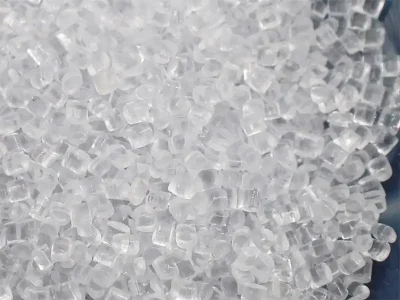 Polycarbonate (PC) pellets in cylindrical or oblate shapes, in transparent or light yellow colors.
